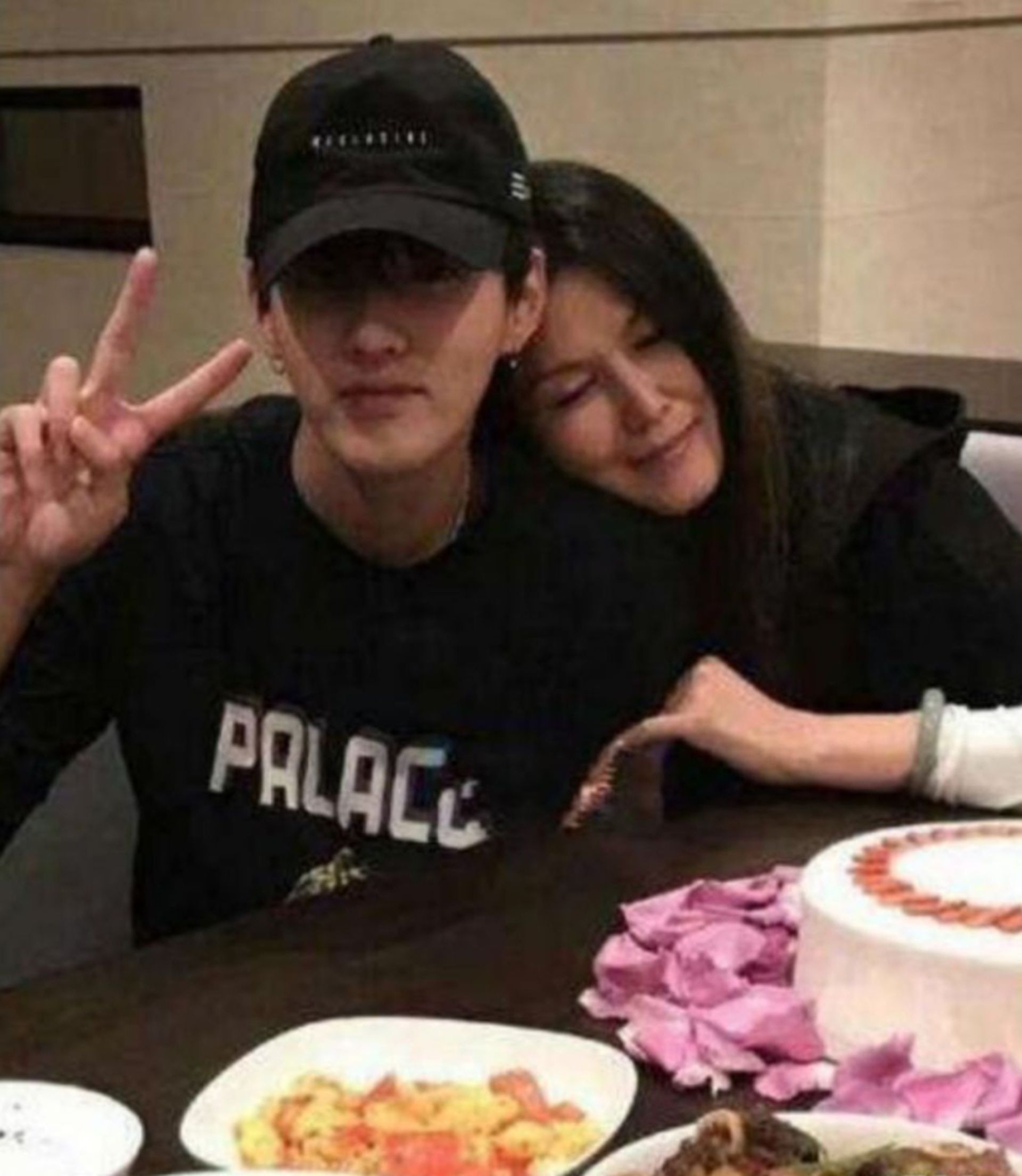 吴亦凡|亲手送儿子进监狱，吴亦凡妈妈隐身半月后露面，着急脱手亿元房产