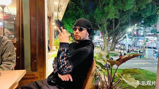 李湘|周杰伦富养女儿：豪宅地板让女儿随意绘画，颜料撒满一地