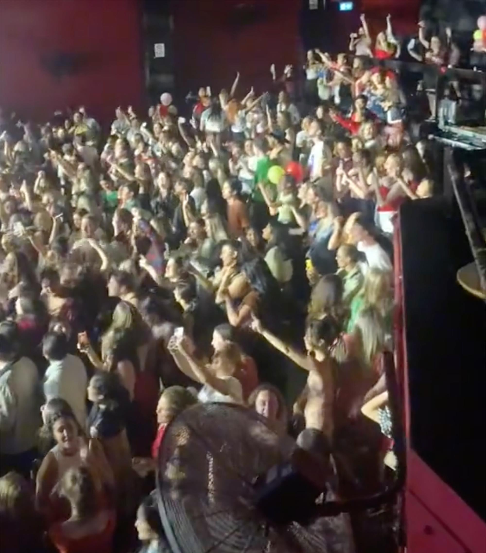 泰勒·斯威夫特|泰勒·斯威夫特歌迷派对成为新冠超级传播源 已有近百人感染