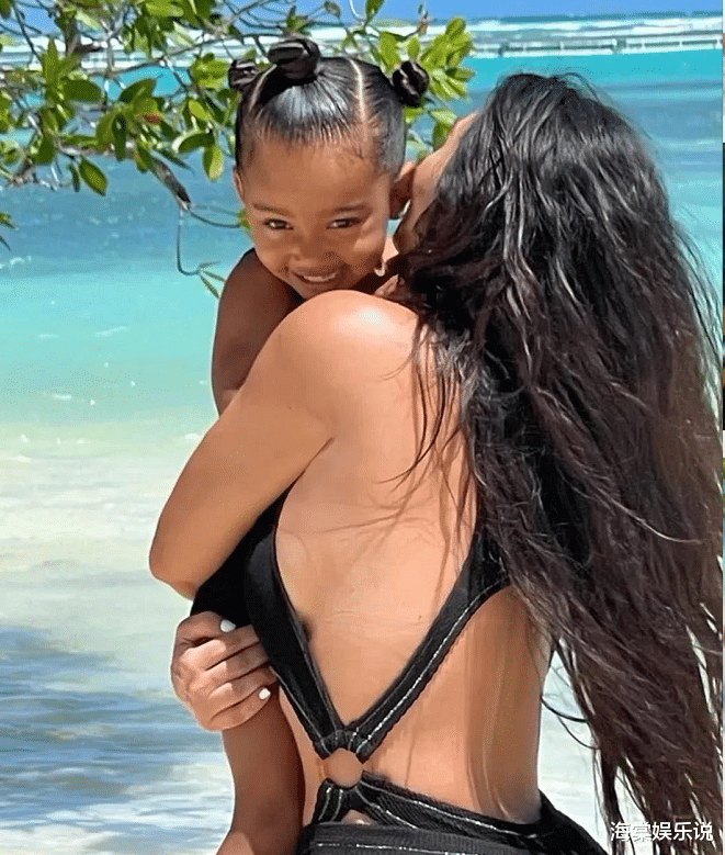 卡戴珊|卡戴珊和女儿去沙滩戏水，穿泳装大秀丰满S型曲线，纤腰毫无赘肉