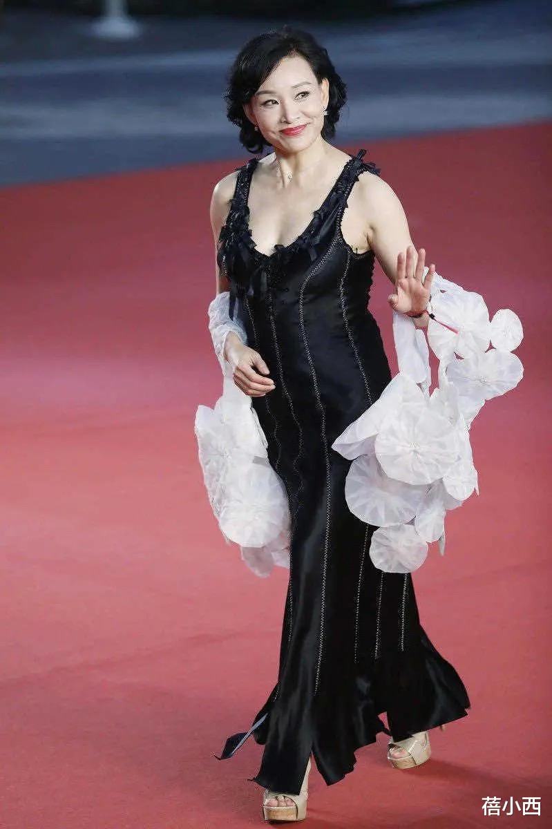 蓓小西 陈冲年过半百更敢穿，穿紧身吊带礼服走红毯，“国际脸”气场真大