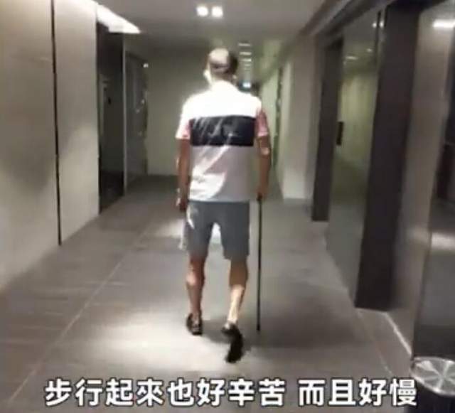许晋亨|李嘉欣富豪老公被曝身体抱恙！拄拐杖步履蹒跚，独自求医身影孤单