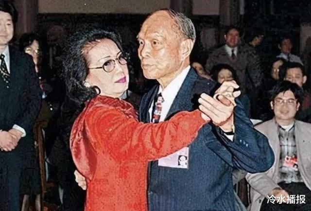 霍英东|霍英东二房冯坚妮，霍母百般阻拦下偷偷迎娶，让霍英东钟情52年