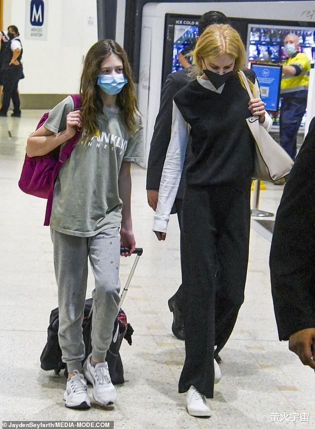 妮可·基德曼|54岁妮可·基德曼素颜现身,携两个女儿抵达悉尼,身材像妈妈