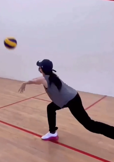 张柏芝|张柏芝二儿子罕露面！身形高大侧脸超像爸，和妈妈打球动作矫健