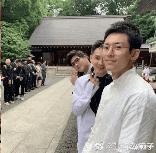 张哲瀚|张哲瀚事件升级！被扒出曾在神社摆出比耶手势，团队连夜疯狂删帖