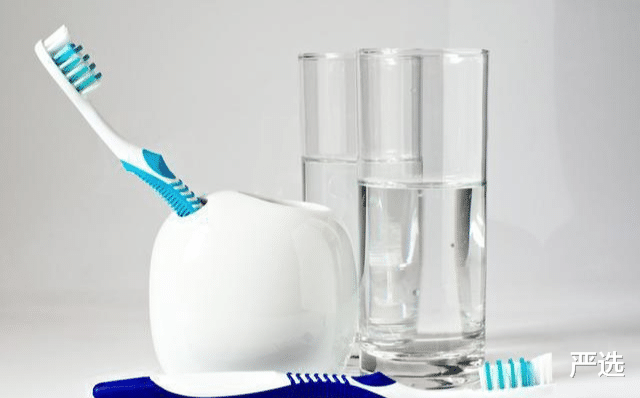 严选 刷牙时牙膏是否要先沾水?很多人不晓得,怪不得牙齿黄黄的