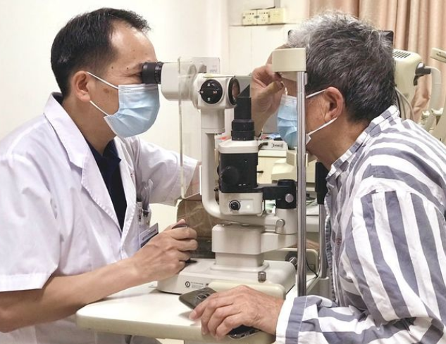 苹果|56岁阿姨突发脑梗，医生直言：1物吃一次等于10斤猪油，赶紧扔