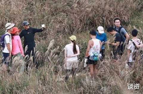 周润发|65岁周润发同苗侨伟夫妇晨跑，昔日男神头发花白，脸变圆润皱纹多