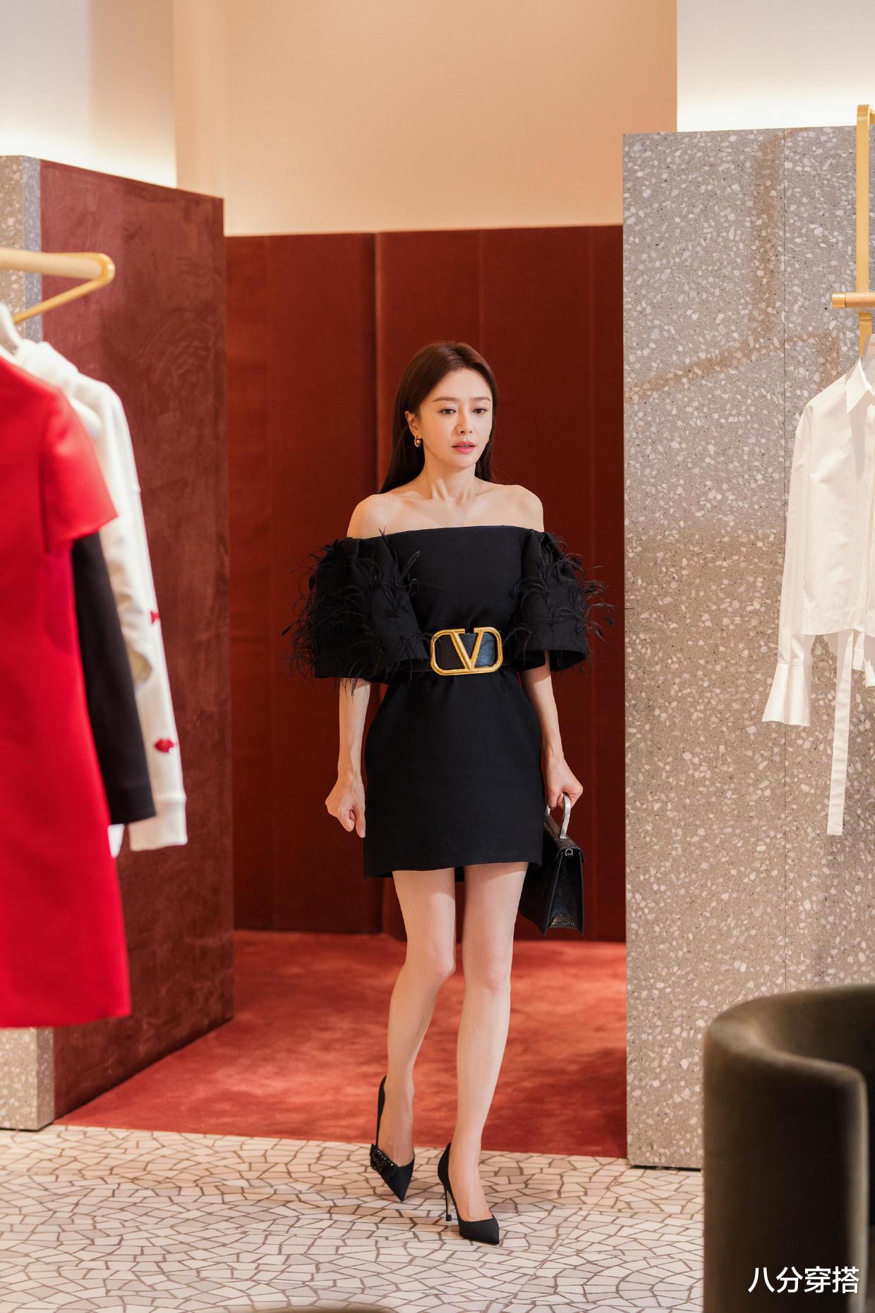 八分穿搭|秦岚私服穿搭也惊艳，T恤配牛仔裙简约利落，舒适随性又有气场