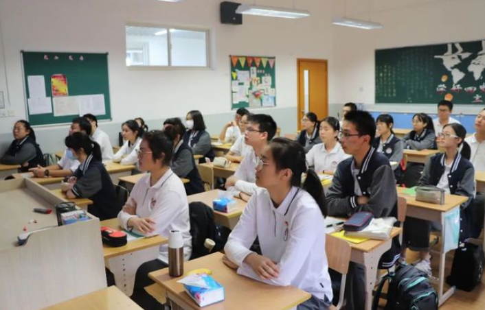 中学|四川某中学招聘教师,清一色的清北毕业生,师范生被抢饭碗?