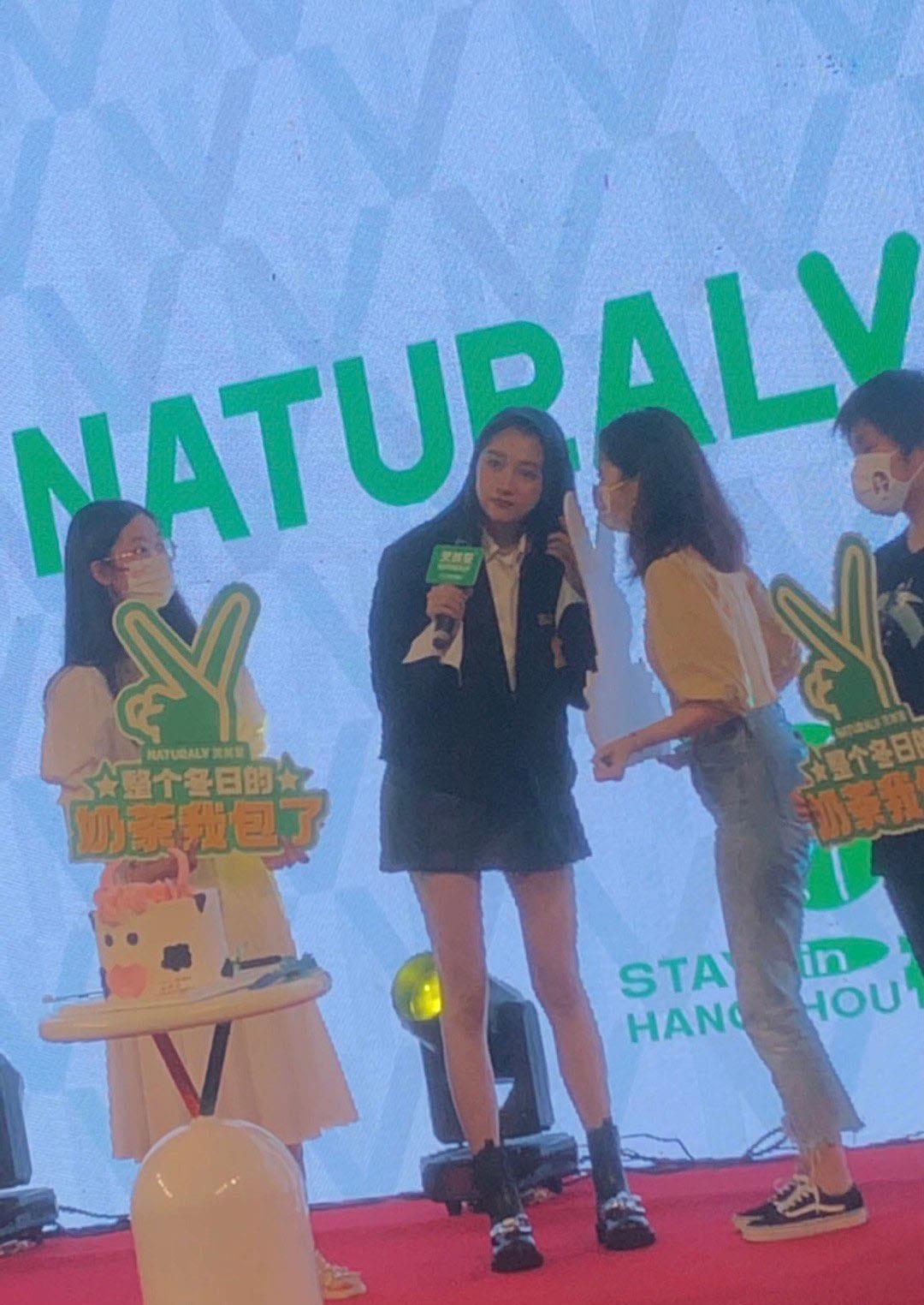 花木兰|关晓彤终于穿对了！一身学院风秀出大长腿，网友：比甜妹风适合她