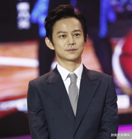 何炅|何炅翻车？被知名导演实名举报，网友：滚出娱乐圈