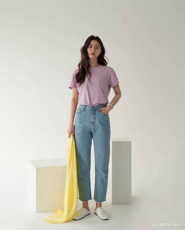 时尚搭配师Anna|牛仔裤+T恤如何穿得时尚又个性！打破常规，这样搭配绝对不普通