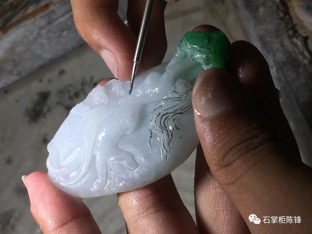 女娲补天|翡翠片料买贵，无奈缅甸货主不退，被迫俏色巧雕《女娲补天》