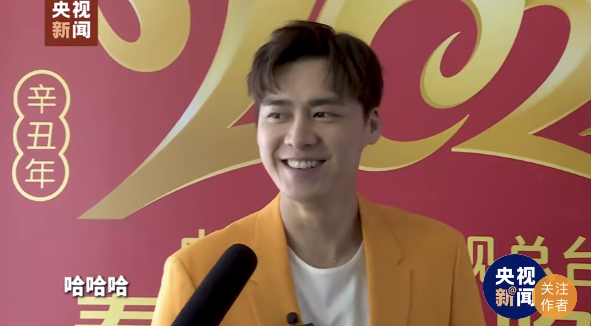 立志做平民窟的艺术家 李易峰第三次登春晚舞台称：说一起唱歌的人多就不紧张了