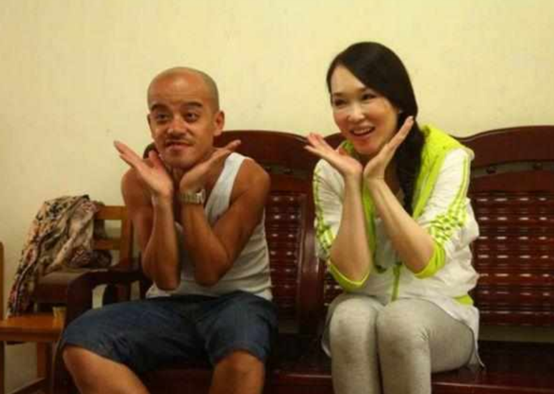 郑爽|52岁“光头强”：热度消散无人理，卖掉豪车换摩托，娇妻也跑了