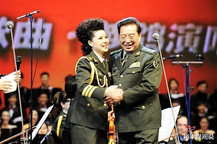 李双江|李双江携梦鸽参加聚会!现场高歌气场不足,妻子全程冷漠不在状态