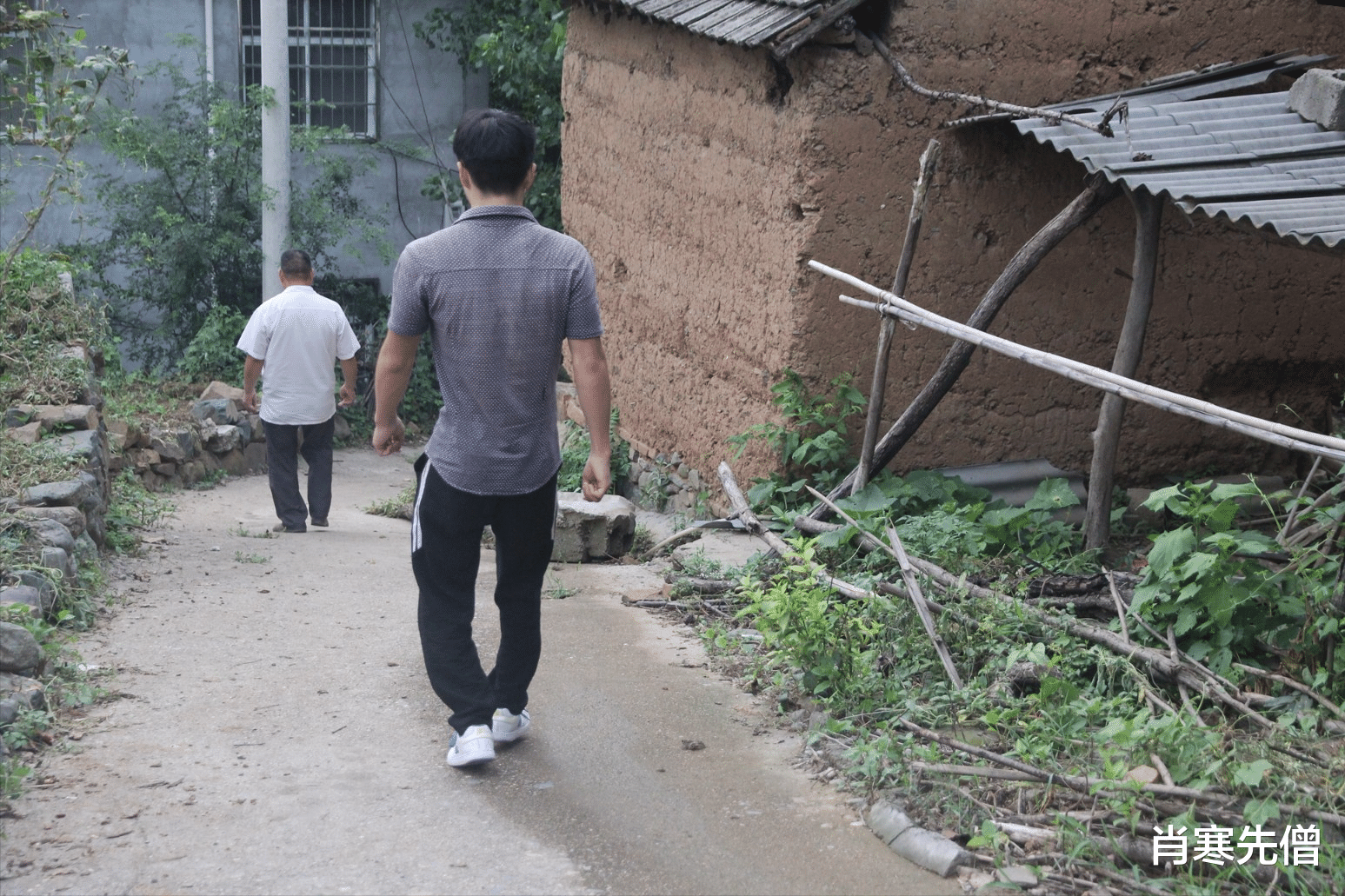 穿衣搭配|我，跟着养父相依为命，27岁见到亲父，拒绝相认被亲父打一巴掌