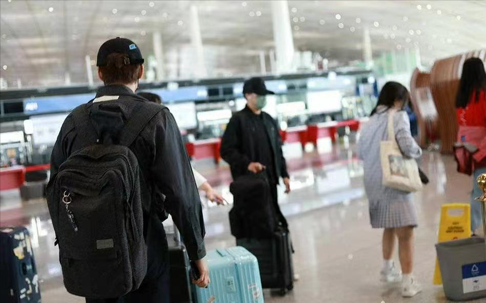 刘恺威|刘恺威杨幂都忙工作，7岁小糯米跟爷爷奶奶过中秋，约同学玩灯笼