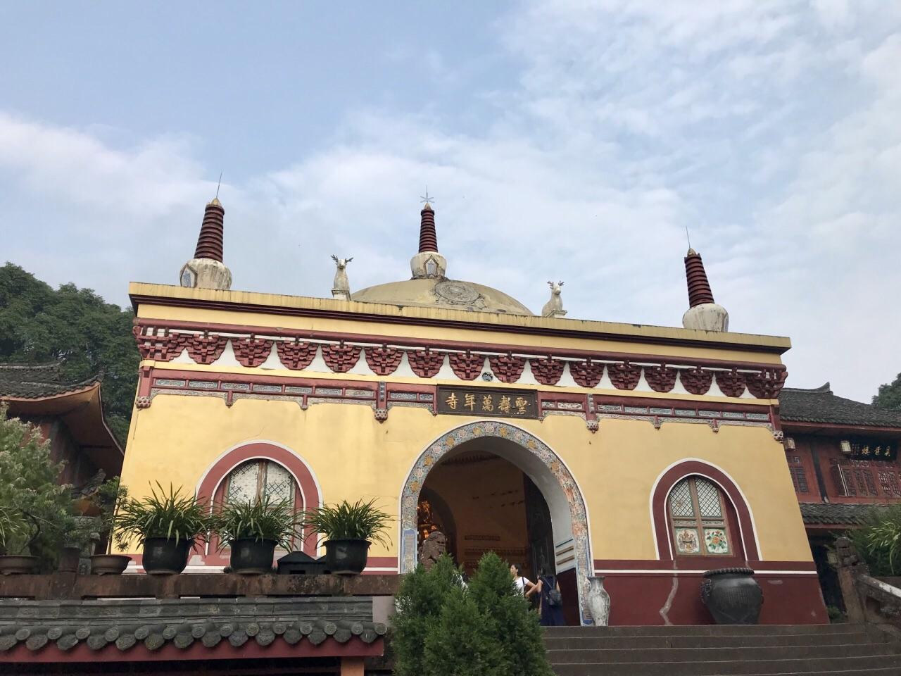 寺庙 四川峨眉山八大寺庙之一,是全国重点寺院