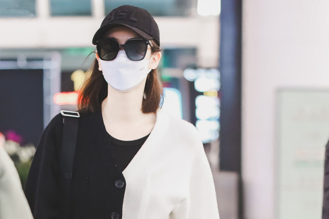 时尚潮流生活 戚薇就是时髦精,穿黑白针织衫搭修身牛仔裤,这身材可真好!