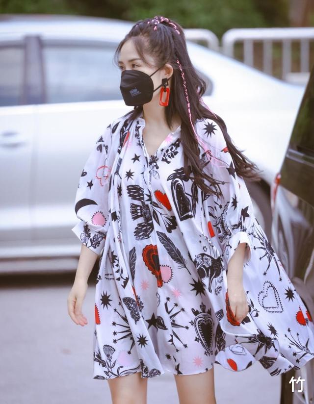 谢娜|谢娜复工后现身机场，一身运动装搭配拖鞋，扎两个羊角辫活力满满