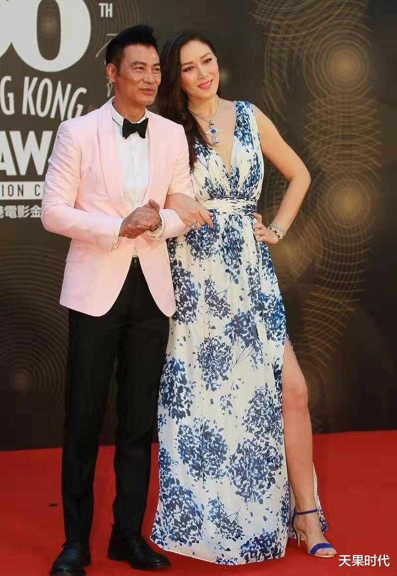 天果时代 任达华老婆琦琦身材真好，穿深V印花裙性感高级，不愧是超模出身