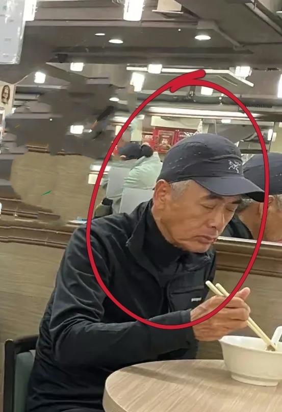 周润发|偶遇周润发独自到面馆吃饭！近照又老又瘦，网友：我们也在变老