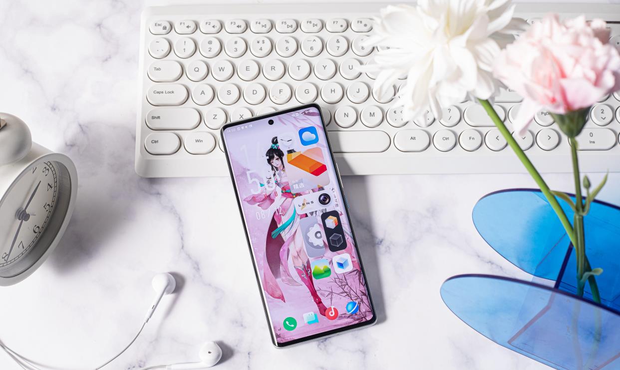 英特尔|4nm芯片+独显芯片,新增18G+1TB版本,iQOO 9 Pro才是实力派