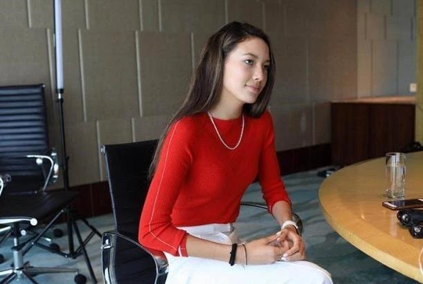 谷爱凌|谷爱凌罕见穿泳装，身材太好了，身边两男子大饱眼福