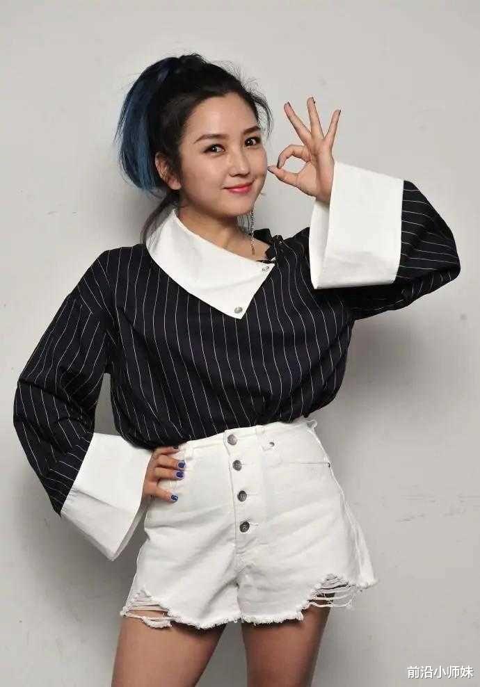 穿衣搭配|何洁太高估自己了！穿白色热裤显胯大，小腿还十分粗壮！