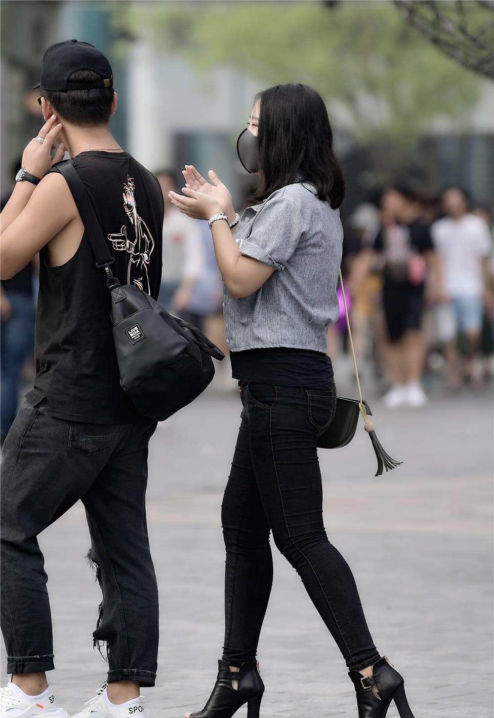 六九街拍|紧身裤搭配粗跟短靴,微胖女生更受欢迎,想要时尚,没有那么难