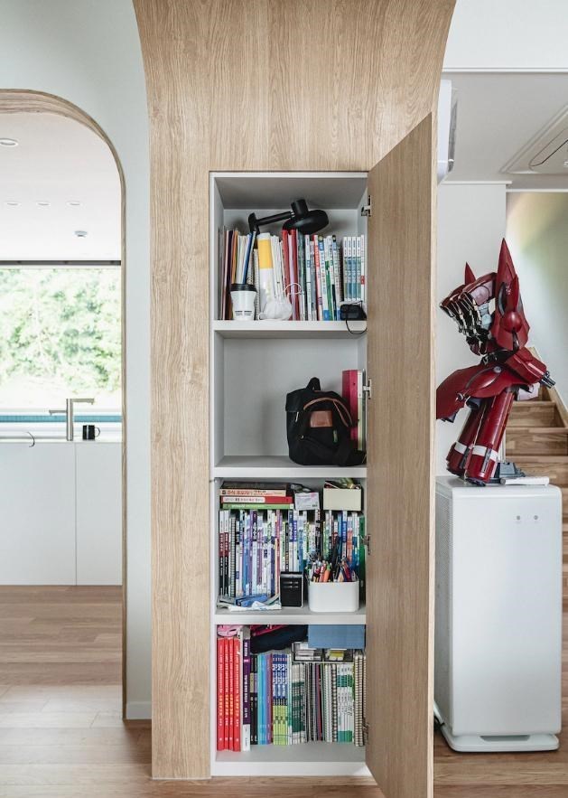 收纳不靠打柜子,门洞垭口各掏一个壁龛,打开是藏书阁、是零食柜