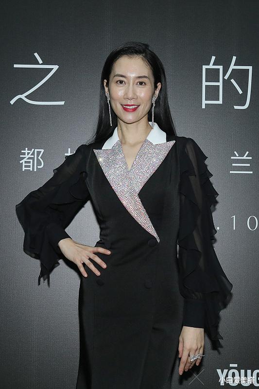 小白爱美搭|温峥嵘妆容看着有“油”，但穿黑色V领西装，气质却出乎意料的好