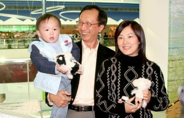 伏明霞|伏明霞:嫁给富豪后,不忘老家的穷亲戚,3个女儿很幸福