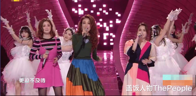 跨年|“南北”双台跨年:唐嫣美艳、王鸥抢镜,杨幂眼妆像“发光眼屎”