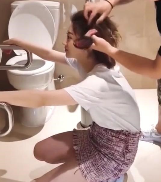 景甜|景甜蹲厕所做头发，忘了自己穿的是短裙，被网友疯狂截图留证据
