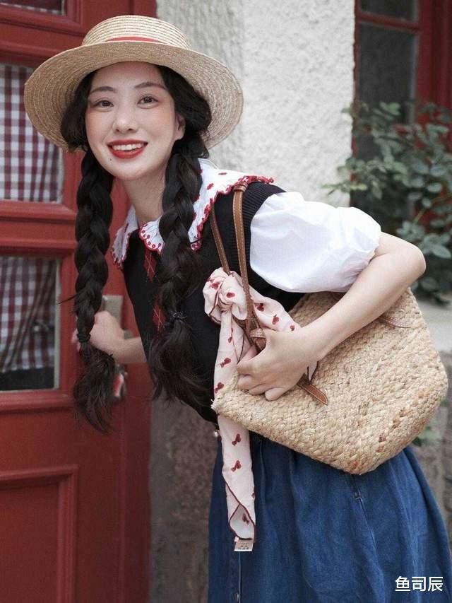 鱼司辰 秋冬季降温了，时尚博主新出的穿搭模板示范，适合小个子女生