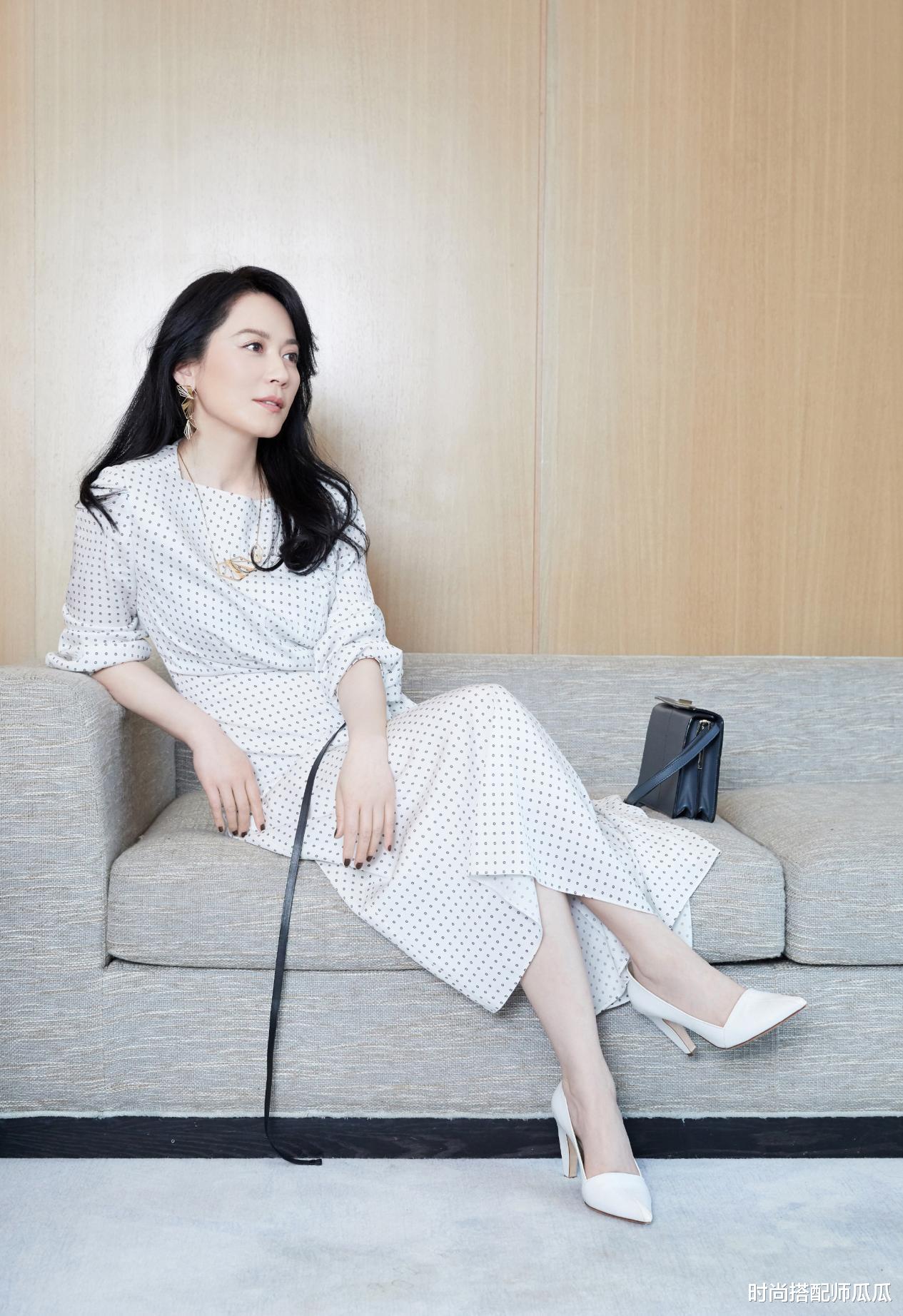 时尚搭配师瓜瓜|?岁月不败美人，50岁俞飞鸿穿薄纱开叉裙拍大片，气质冷艳又高级