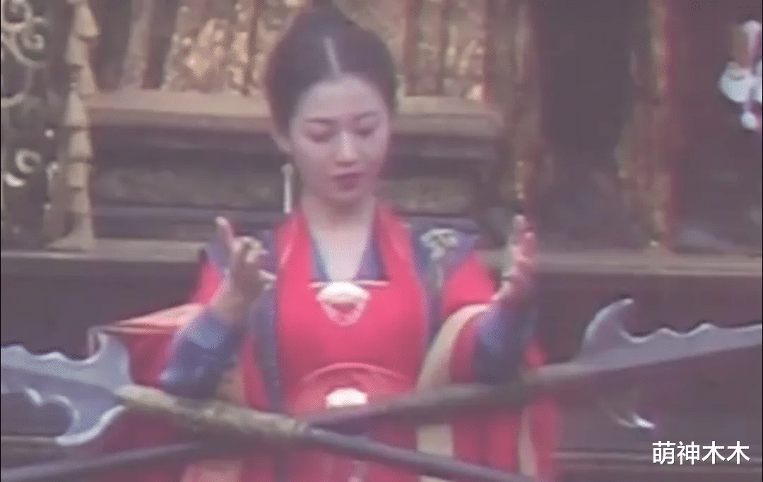 陈钰琪|陈钰琪片场五个助理，演戏面无表情，被狗仔吐槽：一天天的挺轻松