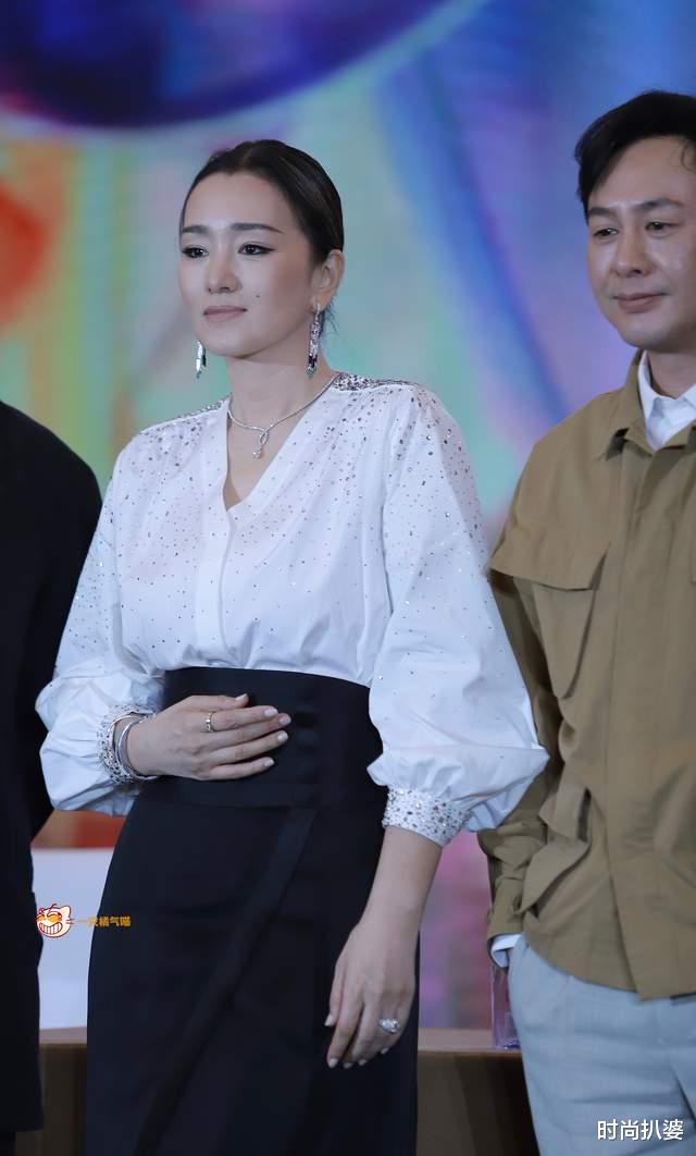 巩俐|北影节，佟丽娅高定被嘲像浴巾，巩俐休闲装配百万珠宝巨星范十足