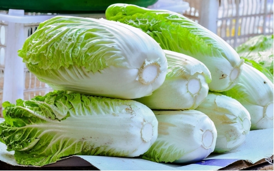 买白菜时，怎么判断白菜是否“喷甲醛”，菜贩支5招，轻松避开