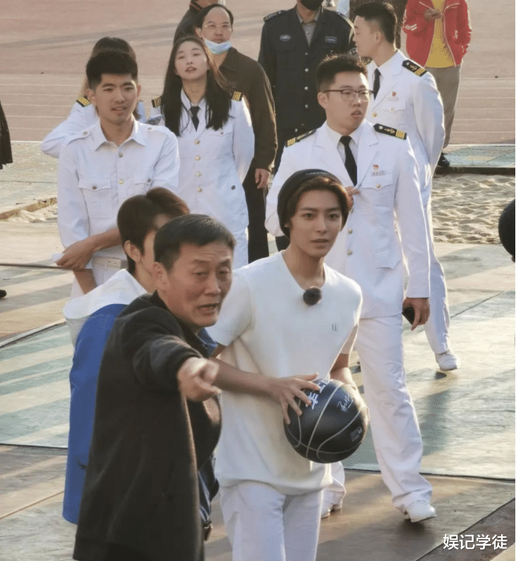 金鸡奖|同样是颁奖典礼，金鸡奖流量尽出，华鼎奖却在靠“老戏骨”撑场面