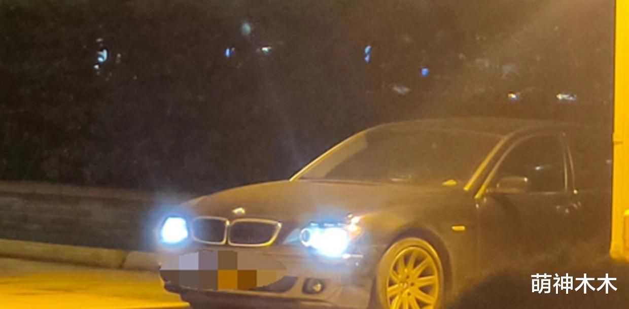 王力宏|王力宏紧急返台安抚前妻！现身被媒体围堵，拿手机反拍表达不满