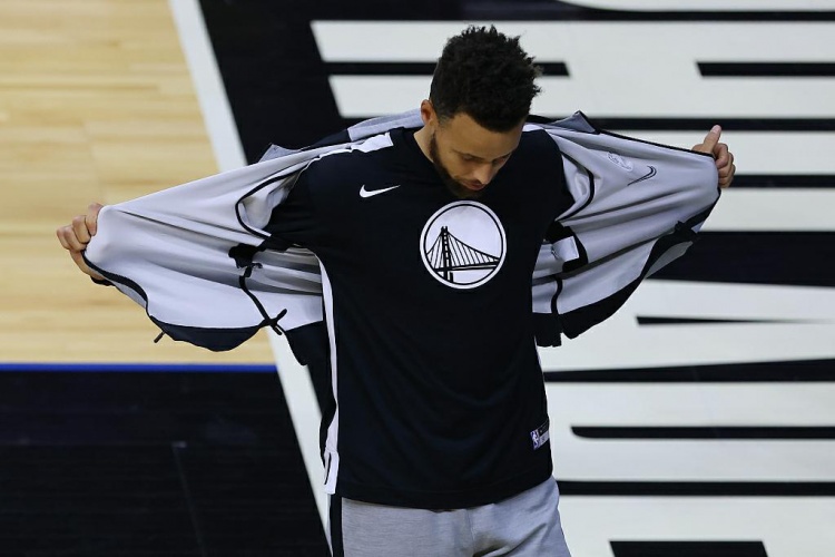 斯蒂芬·庫里|含金量十足的得分王！美媒曬庫里7大遭嚴(yán)防畫面，波蘭名宿：給他跪了！