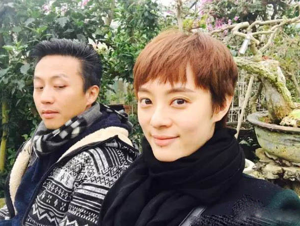 巩俐|第55届金马奖晚会上，巩俐为何拒绝颁奖，张艺谋的做法让人敬佩