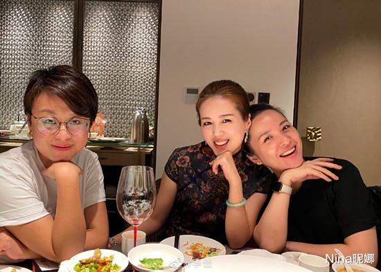 Nina昵娜|靳东44岁夫人罕见出街，穿夹克配健美裤骑单车，小腿肌肉好发达