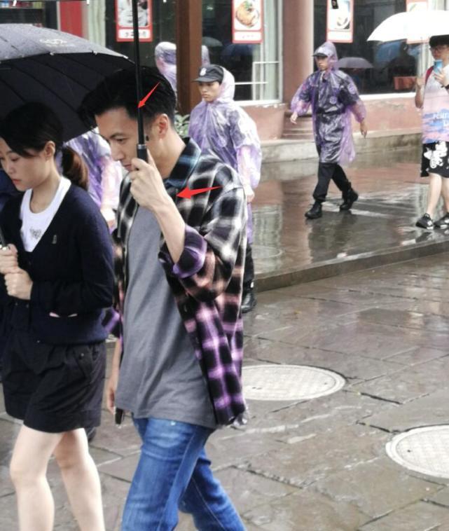 娱乐星奇葩说|谢霆锋被网友偶遇，雨中撑伞与美女同行，与网友拍照酷毙了