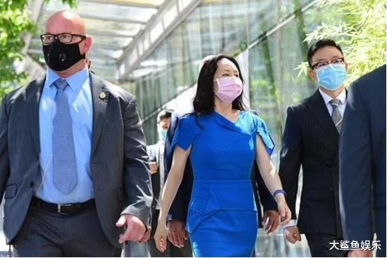 肖战|孟晚舟穿宝石蓝短裙戴脚镣走出巨星名缓范，久违现身太惊艳